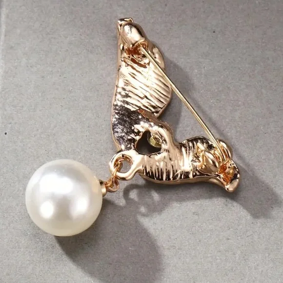 Elegant Gold and Pearl Brooch - Picture 2 of 3